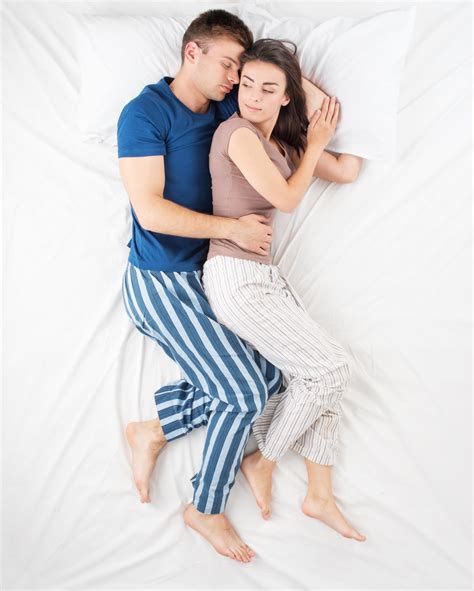 Lista Foto Poses Para Dormir Con Tu Pareja Mirada Tensa