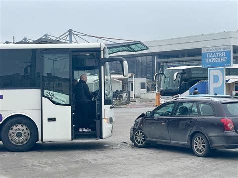 Кола и автобус се сблъскаха до Централната гара в София България БНР Новини