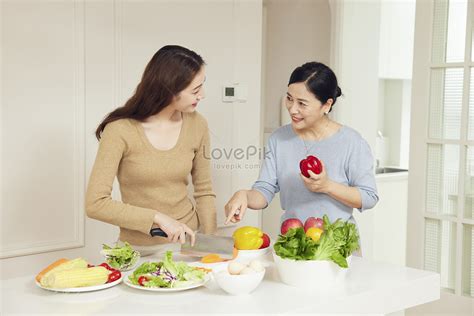 รูปแม่และลูกสาวเรียนทำอาหารในครัวที่บ้าน Hd รูปภาพการทำอาหาร เตรียมจาน ที่บ้าน ดาวน์โหลดฟรี