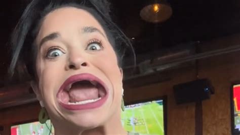 La donna con la bocca più grande del mondo è stata sconfitta da un pretzel gigante Farantube