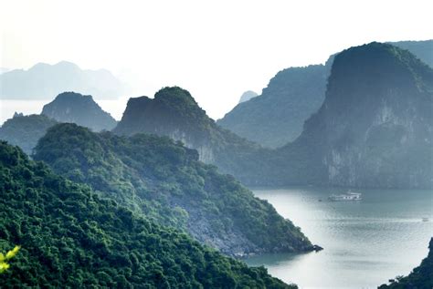 Baie Dhalong La Monumentale Montagne Dans La Mer Du Vietnam
