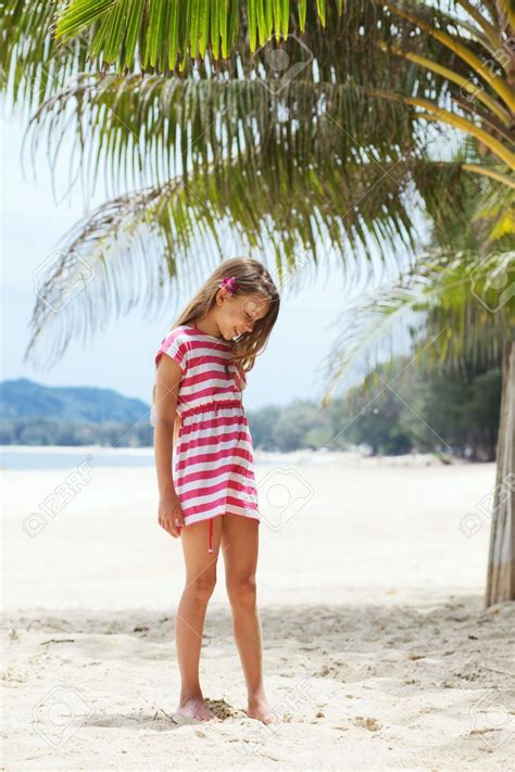 Ans Fille De Repos Sur La Plage De Palmiers Tropicaux En Tha Lande En T Plage De Palmiers