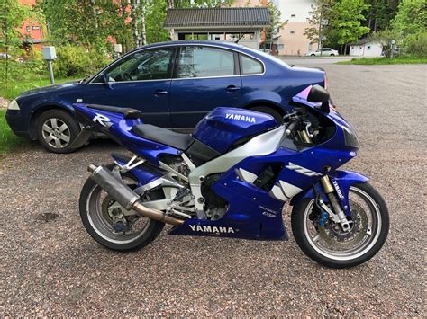 Its wheelbase is less than 55 inches, and at a dry weight of 419 pounds, it's optimally balanced for handling. Yamaha YZF-R1 1 000 cm³ 1999 - Jyväskylä - Moottoripyörä ...