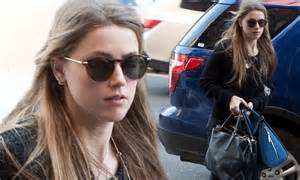 Johnny Depps Fiancee Amber Heard Flashes Her Legs In Skintight Jeans