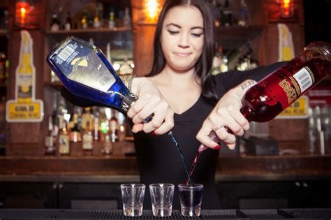 How To Tip A Bartender Chicana On The Edge