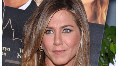 jennifer aniston denies pregnancy rumours in angry tirade against tabloids itv news