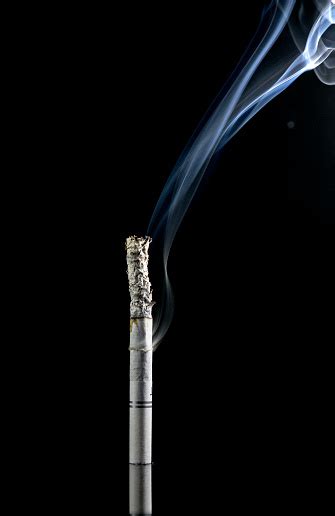 백색 연기에 하단 및 상단 측면과 재에서 나오는 연기의 많은 담배에 불을 개념에 대한 스톡 사진 및 기타 이미지 개념 검은색 곡선 Istock