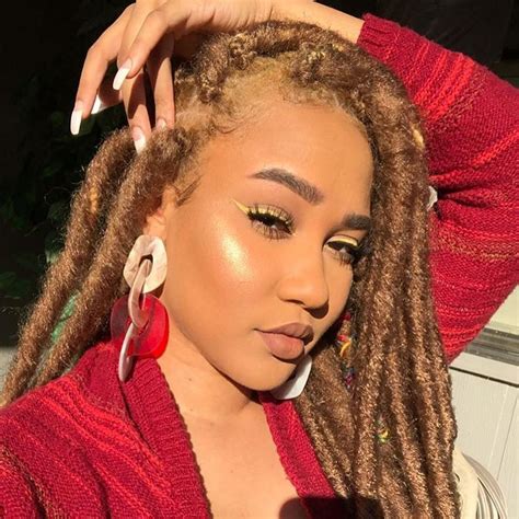How to apply eyeliner with long eyelashes. Beautiful @_lavidarosa_ in our "Reilynn" lashes!! 😍🙌🌟 Everyday Lashes / natural false lashes ...