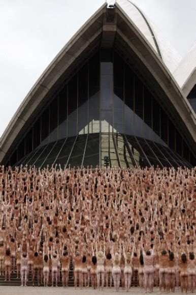 Bildergalerie Spencer Tunick Fotografiert Ber Nackte Vor Oper Von Sydney Bild Von