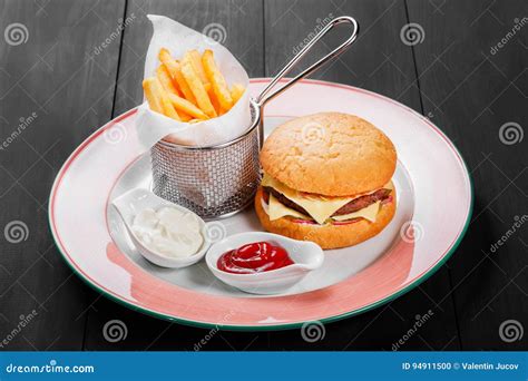 Cheeseburger Hamburger Avec Des Pommes Frites Ketchup Mayonnaise