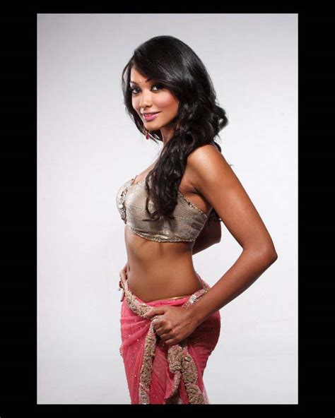 Srilankan Hot Actress Yureni Noshika Sexy Saree Fashion Srilanka