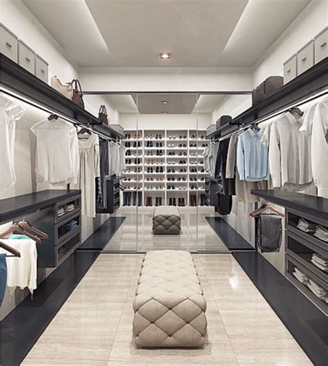 Closet Showroom Furnituredesigns In 2020 Dream Closet Design Luxury