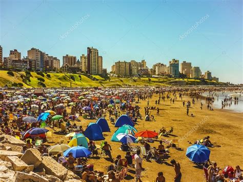 Playa Llena De Gente En Mar Del Plata — Foto Editorial De Stock