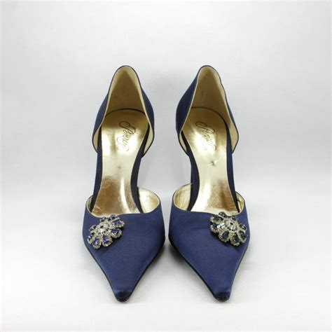 Scarpe da sposa da sposa con tacco a spillo e perle. Scarpa elegante da cerimonia in tessuto di raso con ...