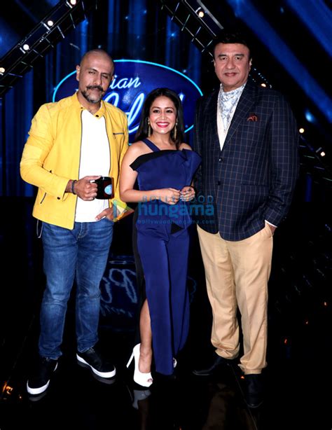 Anu Malik Vishal Dadlani And Neha Kakkar Snapped Along With The Contestants On The Sets Of