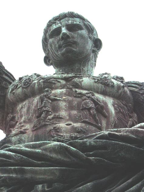 Jeune empereur romain commode statue isolée sur fond noir. Statue de bronze de Jules César à Rome | cestmoi.ca