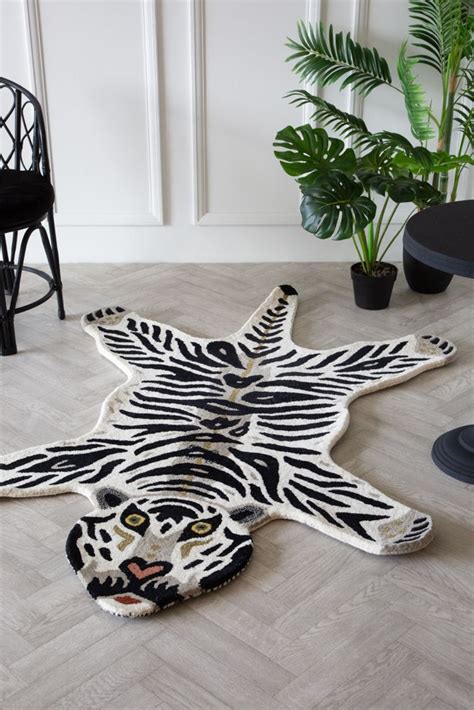 Large Hand Tufted Wool White Tiger Rug In 2020 Tiger Rug Tufted Rugs