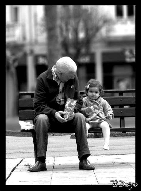 Abuelo Pasea Con Su Nieta Foto Abuela Fotos De Felicidad Viejitos