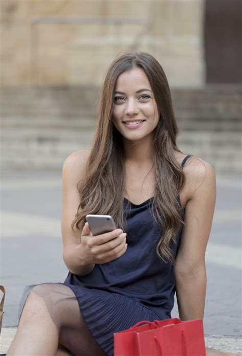 The online dating world is competitive, especially for men. How To Start A Conversation On A Dating App | 32+ Best ...