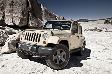 Lift the door straight up and off. JK Archives: Jeep Wrangler JK Special Edition - Mojave (2011)