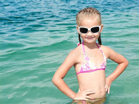 Bambina Sorridente Adorabile Sulla Vacanza Della Spiaggia Immagine Stock Immagine Di