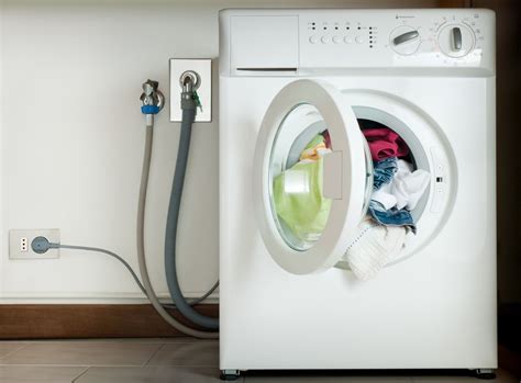Es ist sicherer, funktionaler und bequemer, eine waschmaschine in ein küchenset zu integrieren, um nicht gegen einen bestimmten stil zu verstoßen und nicht unnötige aufmerksamkeit zu erregen. Waschmaschine Anschliessen - Anleitung | Waschmaschine ...