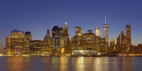 De Horizon Van De Stad Van New York Bij Nacht Stock Foto Image Of