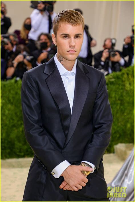Justin Bieber Returns To Met Gala For First Time In 2015 With Hailey
