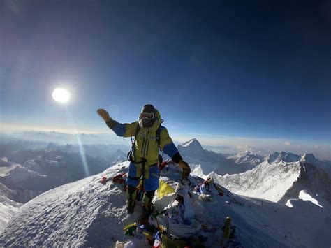 A long queue of mountain climbers line a path on mount everest on may 22, 2019. Chaostage am Mount Everest | Bergsteigen.com