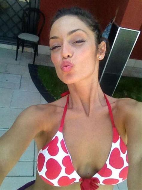 Raffaella Fico Seduce Su Twitter Con Un Bikini Con Cuori Rossi