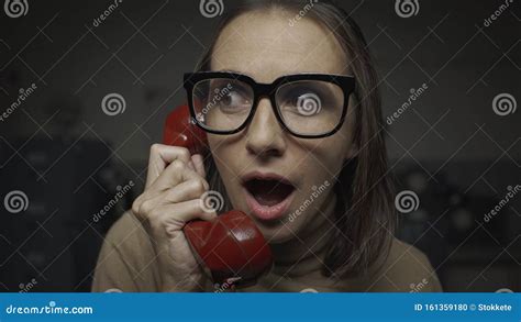 Geschokte Vrouw Die Aan De Telefoon Praat Stock Foto Image Of