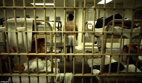 Bursting At The Seams Pictures From Inside Americas Overcrowded Prison System Show The Cramped