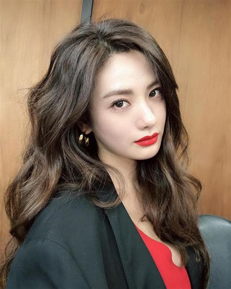 미혼 남녀가 결혼하지 않은 이유. "매혹적인 레드립"…나나, 감탄을 부르는 미모 - 김은지 기자 ...