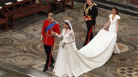 William ist sehr zufrieden als ehemann und genießt sein essen sehr. Kate und William Hochzeit: Die Hochzeit von William und ...