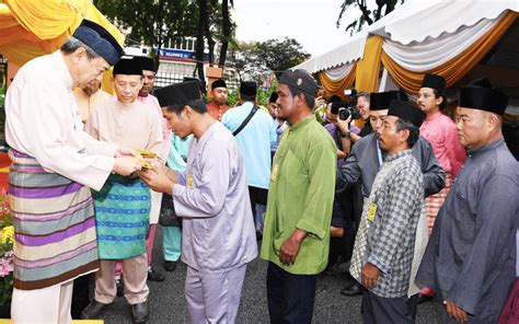 He ascended the throne on 22 november 2001, succeeding his father, sultan salahuddin abdul aziz shah. Selangor sultan sounds warning over Malay disunity | Free ...