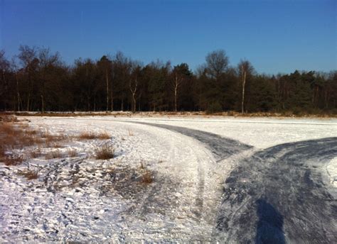 Schaatsen, zon en sporen in de sneeuw. Wat maakt ze nu weer?: februari 2012