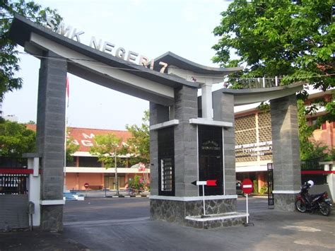 Nah, dirumah om ane ne ada anak yang ngekos sebut saja namanya mbak ida. Gate Design - Disain Gapura Unik