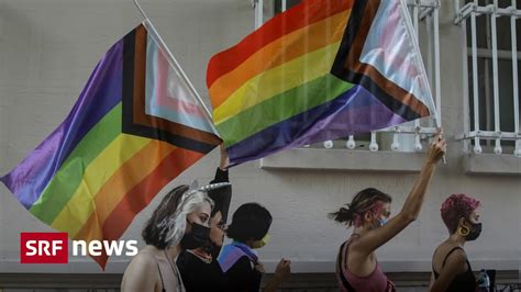 Pride Parade in Istanbul Polizei setzt Tränengas gegen LGBT