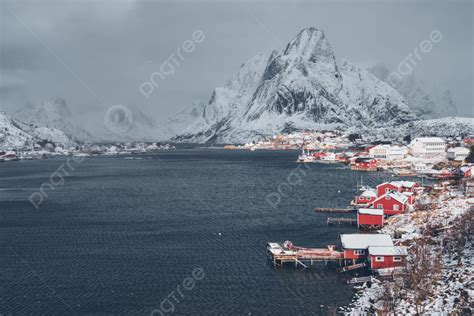 ノルウェーのレーヌ漁村と雪のある冬の赤いロブ家のあるロフォーテン諸島のレーヌ漁村 写真 背景 無料ダウンロードのための画像 Pngtree