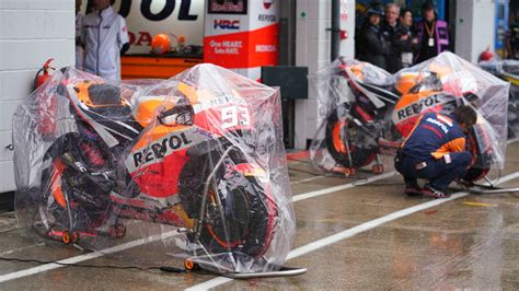 Motogp Balancing Acts Under The Rain Box Repsol