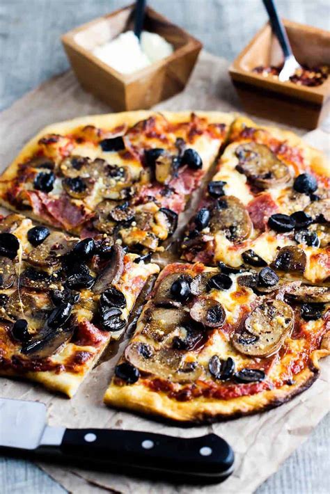 Pizza sous, mozzarella pendiri, pepperoni və halapenyo bibəri. Soppressata, Mushroom and Black Olive Pizza | How To Feed A Loon