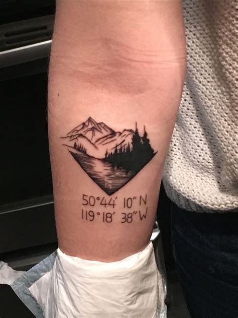 Ideas de Tatuajes de Coordenadas para Recordar Lugares – Tatuajes Para