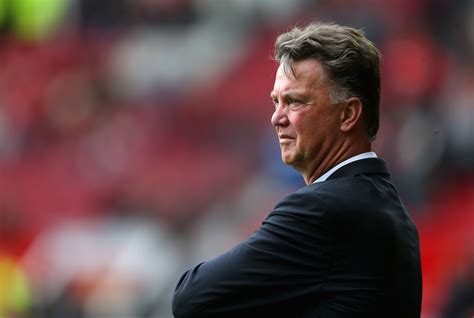 Louis van gaal talking with fellaini on bench during the match van gaal: Manchester United Transfer News: Louis van Gaal Admits Red ...