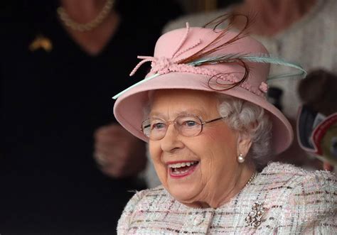 Oggi, 6 febbraio, la sovrana compie ben 69 anni di regno. La regina Elisabetta II oggi compie 93 anni, la sovrana ...