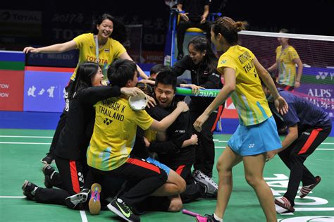 กลายเป็นประเด็นทันทีหลัง เมย์ รัชนก อินทนนท์ แชมป์แบดมินตัน อินเดีย โอเพน เปิดตัวหวานใจสุดหล่อ ตะวัน ปัณณวิชญ์ ทองน่วม ขนไก่ดาวรุ่งมือ. แบดมินตัน สุธีรมาน คัพ 2019 ไทยปราบ แชมป์เก่า เกาหลีใต้ (ภาพ)