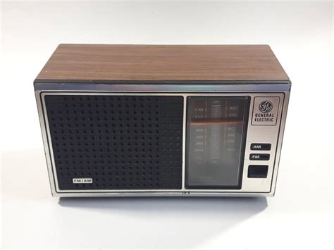 Vintage General Electric Model No 7 4115b Amfm Radio With Walnut Gra