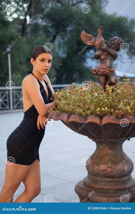 Junge Sexy Frau Mit Schwarzem Kleid Stockfoto Bild Von Karosserie Aktiv 33822646