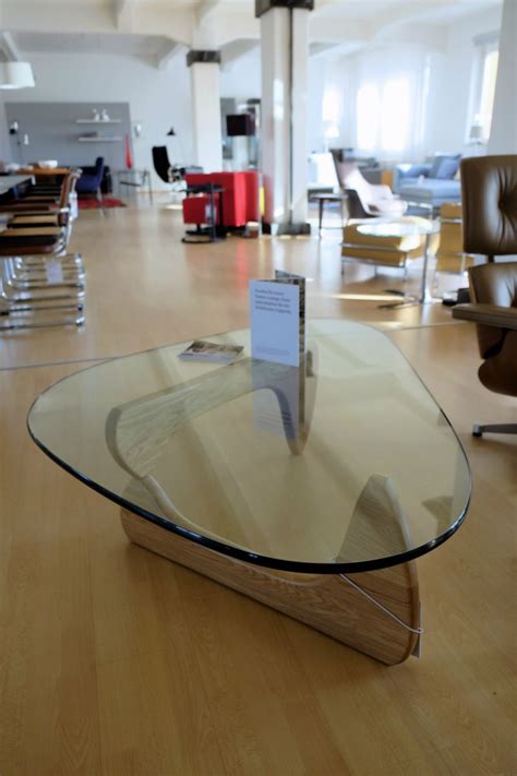 The stylish and distinctive noguchi table makes a striking centrepiece for any living area. Noguchi Coffee Table Eiche von Vitra ‖ Stilleben Sale