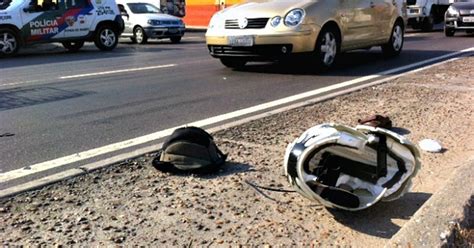 G1 - Motociclista morre atropelado por micro-ônibus na Z. Leste de