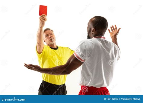 Fußball Schiedsrichter Mit Roter Karte Für Einen Verärgerten Spieler